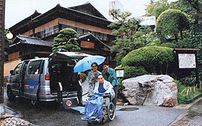 ��{����v�Ȃƃz�e���u�ԏ��h�v�O�ɂ�