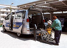 ���j�l�b�g�^�N�V�[�ɎԂ����ŏ�Ԓ��̗l�q