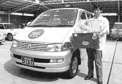 �C�̃^�N�V�[�ƃA���n�V���c�𒅂��h���C�o�[